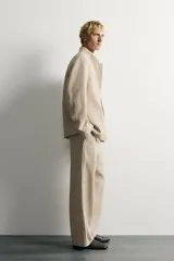 Blazer de corte relaxed fit confeccionado en tejido de lino y algodón de origen italiano. Presenta cuello mao, cierre cruzado con botones, bolsillos de vivo en la cadera y manga larga.