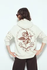 Buzo canguro color marrón con capucha y estampado de un corazón anatómico en azul en el pecho. De silueta relajada y calce cómodo.