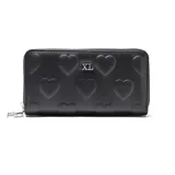 Billetera XL de doble compartimento en color negro, con diseño de corazones grabados en relieve y logo metálico plateado en el frente.
