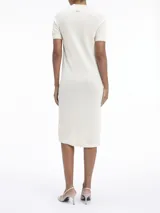 Vestido midi de lana merino color crema, con cuello alto y mangas cortas.