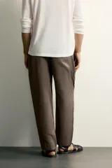 Pantalón relaxed fit de lino color negro, con cintura elástica ajustable con cordón y bolsillos frontales.