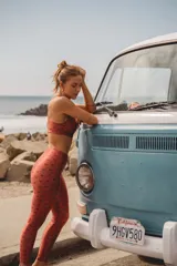 Conjunto deportivo de calza tiro alto y top manga larga, con estampado geométrico en tonos celeste y gris.