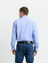 Camisa de vestir Harrington Label de corte clásico, color blanco, con cuello italiano y cierre frontal de botones.