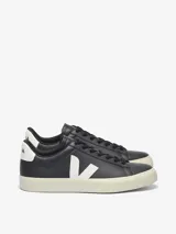 Zapatillas Veja modelo Campo, confeccionadas en cuero bovino negro con detalles en blanco en el talón y el logo lateral. Presentan suela de caucho amazónico en tono crema y cierre de cordones.