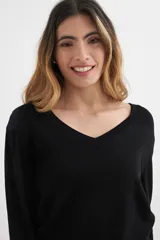 Sweater de tejido liso color lila, con escote en V y manga larga.