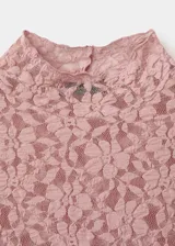 Camiseta de encaje rosada con cuello perkins, manga larga y diseño entallado.