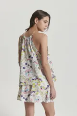Camisa sin mangas con estampado floral multicolor, cuello halter y abertura en forma de gota en el pecho.
