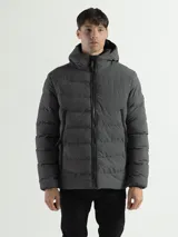 Campera acolchada con capucha integrada y cuello alto. Presenta cierre frontal completo, bolsillos laterales con cierre y puños con terminaciones elásticas para mayor protección contra el frío.
