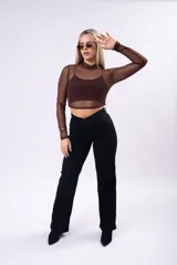Polera crop de tul marrón con cuello alto y mangas largas, que incluye un top interior a tono.