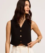 Chaleco slim color marrón, confeccionado en crepé, con escote en V y cierre frontal de botones metálicos.
