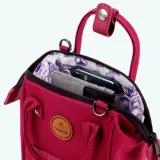 Bolso cartera Cabaia modelo Nano Bag, color fucsia, fabricado en poliéster repelente al agua. Tiene correa de hombro desmontable, apertura gran angular y logo de la marca en el frente.
