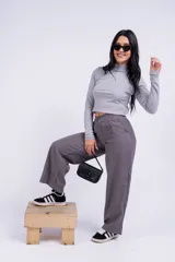 Pantalón gris de vestir, de corte palazzo y tiro alto.