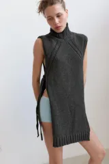Chaleco de punto en mezcla de lana, color gris oscuro, con cuello subido, diseño sin mangas y aberturas laterales con detalle de lazos.