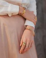 Anillo de diseño enlazado con textura irregular, realizado a mano en bronce. Presenta un diseño abierto que permite regular su tamaño con suavidad.