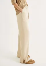 Pantalón color marrón, de corte carrot y cintura alta con elástico.