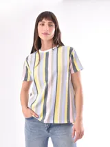 Remera blanca con estampado abstracto en color marrón.