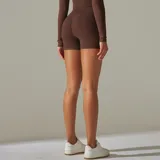 Short deportivo blanco de punto canalé con cintura alta y corte ajustado.