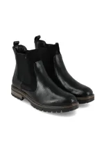 Botin de caña corta color negro con textura efecto reptil, elásticos laterales y suela dentada con plataforma baja.