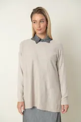 Buzo fino color beige con detalle de líneas en diagonal del mismo material.