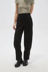 Pantalon de vestir de corte barrel y tiro alto, color negro, con cierre frontal y bolsillos laterales.