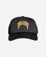 Gorro trucker negro con diseño de malla en la parte trasera y visera curva. Presenta un estampado frontal en color amarillo con tipografía estilo gótico que dice "Mayhem".
