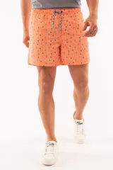 Short de baño azul con franjas horizontales en celeste y azul claro. Cuenta con cintura elástica ajustable con cordón, dos bolsillos laterales y uno trasero.