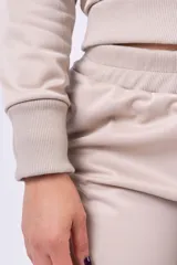 Campera deportiva negra con cierre frontal completo, cuello alto y detalles de líneas blancas horizontales en el pecho. Cuenta con puños de tela acanalada y diseño funcional.