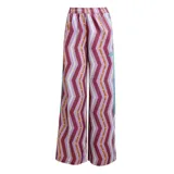 Pantalón ancho de tiro alto, con cintura elástica y estampado de chevron en tonos morados, rosados y blancos. Presenta franjas laterales con texto repetido de la colaboración Adidas x Farm Rio en color turquesa y blanco.