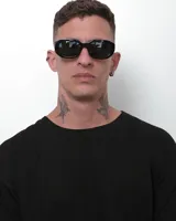 Anteojos de sol con armazón grueso de acetato premium, color negro, de forma geométrica y moderna. Poseen cristales polarizados con filtro UV 400.