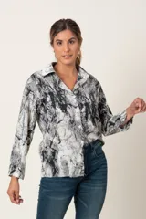 Camisa de manga larga con estampado abstracto en blanco, negro y gris.