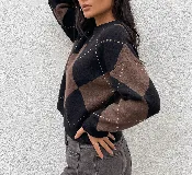 Sweater de punto con diseño de rombos en tonos marrones y beige, cuello redondo y mangas largas con puños acanalados.