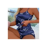 Conjunto de pijama de dos piezas compuesto por una musculosa de tirantes finos y un short, confeccionado en satén con acabado brillante. Presenta un estampado de corazones y figuras abstractas en color blanco sobre una base azul marino.