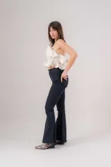 Pantalón de jean acampanado color celeste claro.