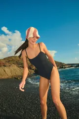 Entero negro de lycra texturada, con escote recto, breteles regulables y bombacha vedetina.