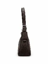 Cartera de cuero vacuno en color marrón, de diseño compacto, líneas simples y formato estructurado. Cuenta con correa corta ajustable para llevar al hombro y cierre superior.
