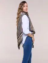 Pashmina de satén con estampado geométrico en tonos negros, beige y dorados, de forma rectangular y gran tamaño.
