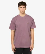 Remera de manga corta Carhartt modelo Vista, con cuello redondo y ajuste holgado. Presenta un acabado lavado que le otorga un aspecto desgastado y un pequeño parche con el logo de la marca en el pecho.