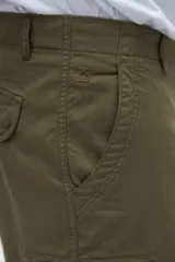 Bermuda cargo de gabardina color tostado, con bolsillos laterales y bolsillos cargo con solapa en las piernas. Calce relajado.