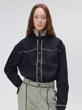 Camisa western de algodón grueso color verde militar, con corte holgado y aplicaciones de hilo en contraste en el pecho, la cartera de botones y los puños.