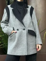 Tapado gris de paño de lana con detalles en pana negra en cuello, solapas, hombros y bolsillos.