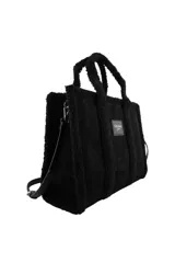 Cartera tipo tote de Las Oreiro, confeccionada en gamuza sintética color beige con detalles de corderito en los bordes y manijas. Incluye un parche frontal con el logo de la marca y correa ajustable extraíble.