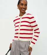 Cardigan de punto con diseño rayado horizontal en color blanco y rojo. Presenta escote redondo, manga larga, cierre frontal con botones dorados y bolsillos delanteros discretos. Posee una caída estructurada y acabado sofisticado.