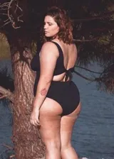 Malla enteriza negra con escote moderado, corte bajo busto y espalda con abertura y tiras. Tejido reciclado con protección UV+50, secado rápido y resistencia al cloro, aceites y protectores solares.