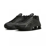 Championes Nike Shox R4 de diseño técnico en color negro total. Presentan la icónica tecnología de amortiguación Shox en el talón, con una estructura de columnas que proporciona soporte y respuesta. El exterior combina cuero sintético con paneles perforados para mayor ventilación y un acabado elegante.
