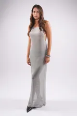 Vestido largo plateado de red metálica, al cuerpo, escote halter y espalda abierta con detalle de breteles.