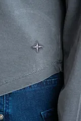 Remera de manga larga con cuello redondo, confeccionada en algodón lavado con efecto desgastado. Presenta un corte oversize y una textura suave y resistente.