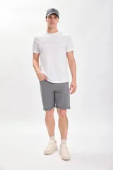 Bermuda casual gris de cinco bolsillos con suave elasticidad.