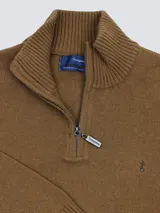 Sweater azul marino de lambswool con medio cierre frontal y cuello alto.