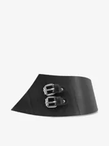 Cinturón ancho de forma asimétrica, confeccionado en cuero negro, con doble tira y hebillas metálicas plateadas.