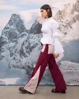 Pantalon de pana azul marino con corte semi oxford, presenta paneles laterales y bolsillos frontales con estampado floral en tonos beige.